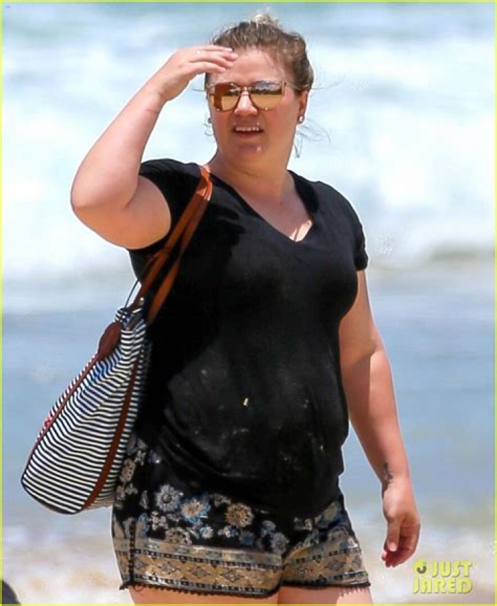 Kelly Clarkson Rocks Cute Black Swimsuit Coverup At Beach — See Pic – Hollywood Life