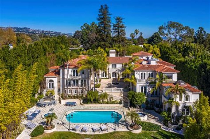 Kelly Clarkson Sells Los Angeles Mansion For $10 Million – See Photos – Hollywood Life