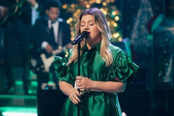 Kelly Clarkson Takes Fans To Church With Flawless Rendition Of Madonna’s ‘Like A Prayer’ –Watch