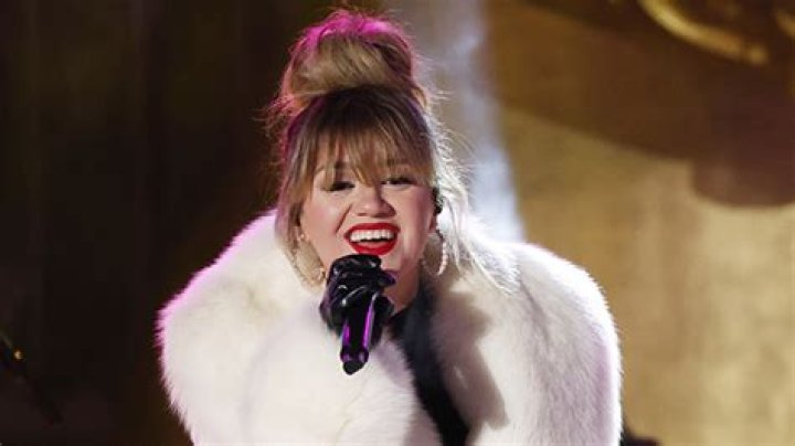 Kelly Clarkson Uses This Waterproof Eyeliner – Hollywood Life