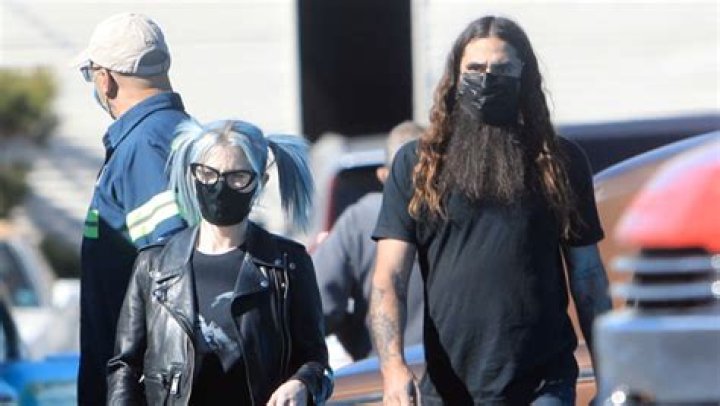 Kelly Osbourne’s Relationship With Erik Bragg Explained – Hollywood Life