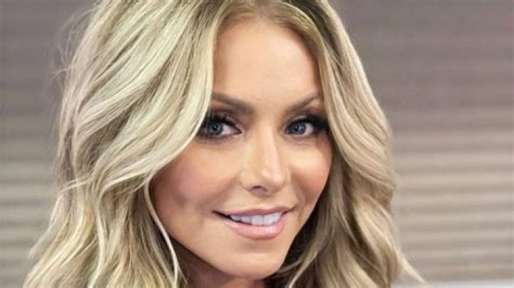 Kelly Ripa Looking Gorgeous On ‘Live’ Doing Her Own Hair & Makeup: See Pics