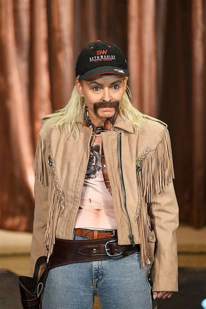 Kelly Ripa Looks Exactly Like Joe Exotic From ‘Tiger King’ In Sneak Peek At ‘Live’s Halloween Episode