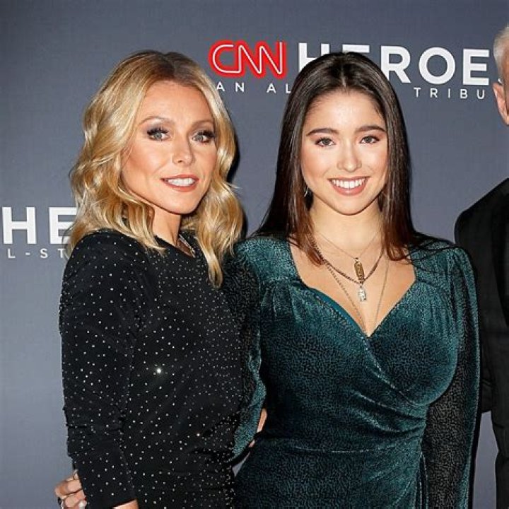 Kelly Ripa & Mark Consuelos’ Daughter Lola, 19, Votes For The 1st Time & Her Mom Is So Proud — See Pic