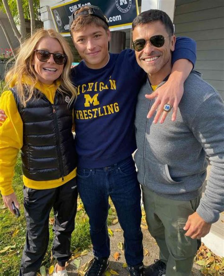 Kelly Ripa & Mark Consuelos Visit Son Joaquin At College For Wrestling – Hollywood Life