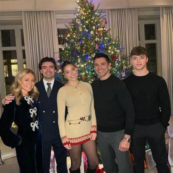 Kelly Ripa’s Photo – Hollywood Life