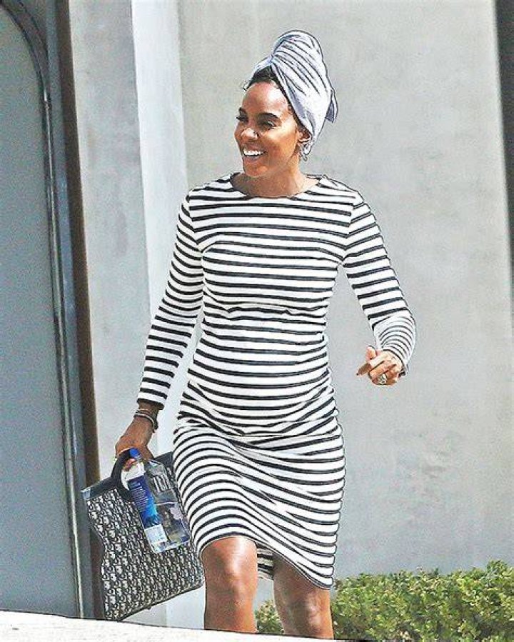 Kelly Rowland Glows While Showing Off Au-Natural 6 Month Baby Bump In A Bikini –- Watch