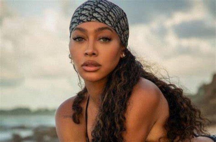 Kelly Rowland Rocks Protective Face Gear & Stunner Shades After Posting ‘Thirst Trap’ Bikini Snap — See Pic