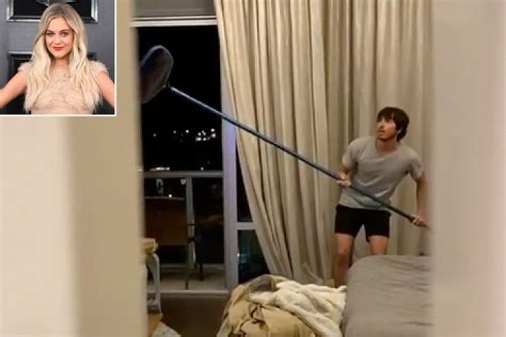 Kelsea Ballerini Hilariously Live-Tweets A Tense ‘Standoff’ With A Bat In Her House — Watch