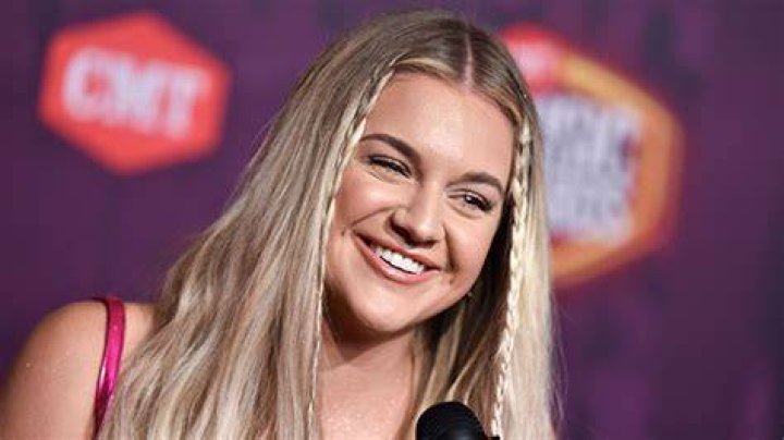 Kelsea Ballerini Rocks Sparkly Green Dress & Gets COVID Booster – Hollywood Life
