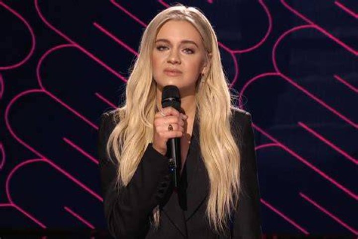 Kelsea Ballerini’s Speech At CMT Awards 2021 Claps Back At Haters – Hollywood Life