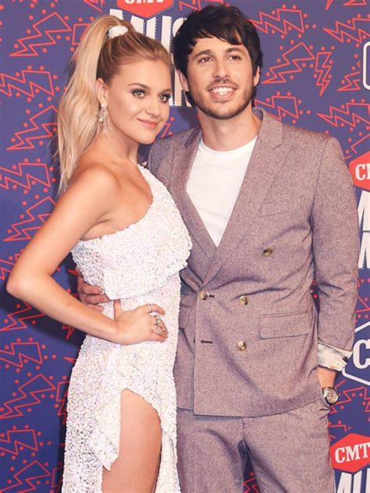 Kelsea Ballerini Unfollows Morgan Evans Amid Chase Stokes Romance – Hollywood Life