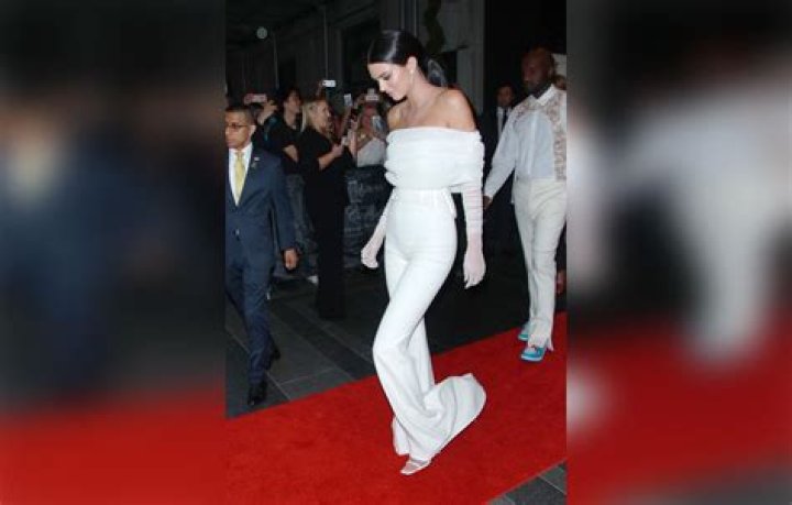 Kendall Jenner Caught Pushing Assistant Out Of The Way On Met Gala Carpet & Fans Call Her Out