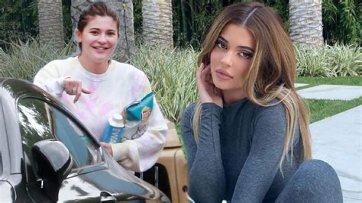 Kendall Jenner Goes Makeup-Free & Reunites With Kylie For ‘The Bachelor’ Viewing Party