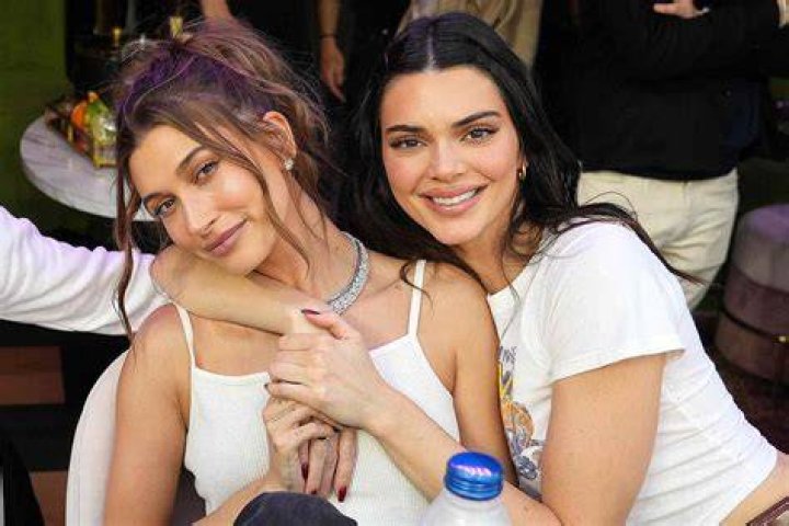 Kendall Jenner & Hailey Baldwin Twin In Black As They Enjoy A Juice Date After The Gym – See Pics