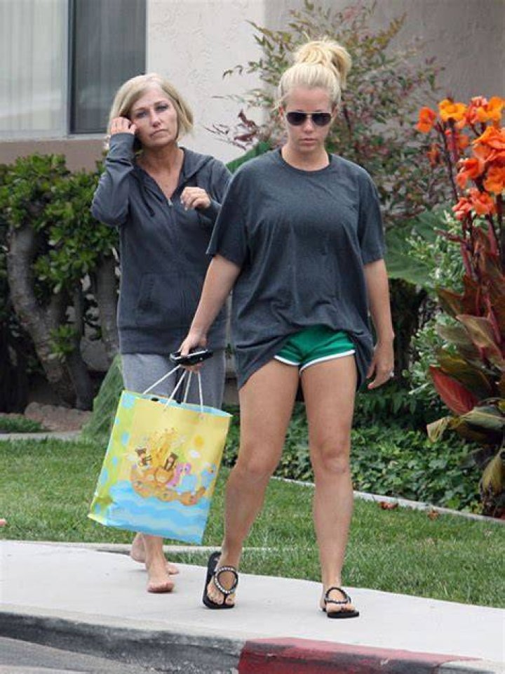 Kendra Wilkinson’s Mom At Tearful Daughter’s Side Post-Cheating Scandal
