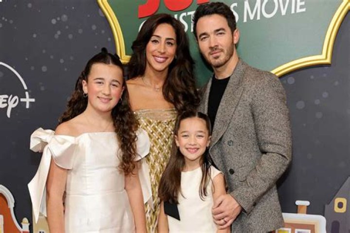 Kevin Jonas’ Adorable Daughters Pretend To Be The Jonas Brothers While Singing Into His Billboard Awards