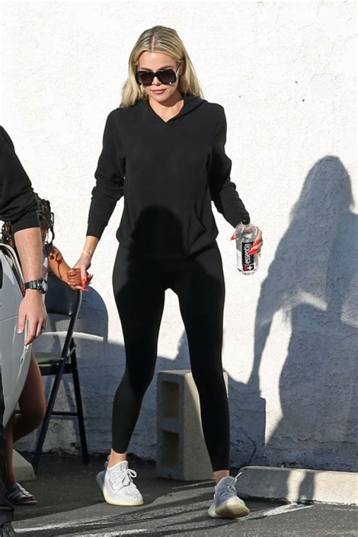 Khloe Kardashian Claps Back At Troll Who Says She Has ‘Butt Implants’ – Hollywood Life