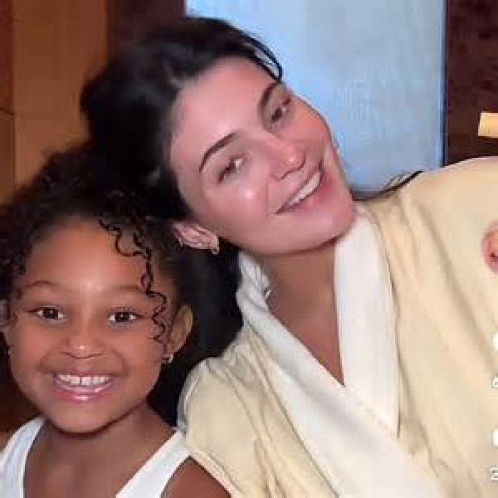 Khloe Kardashian & Kylie Jenner Do Makeup Drunk In New Video – Watch – Hollywood Life