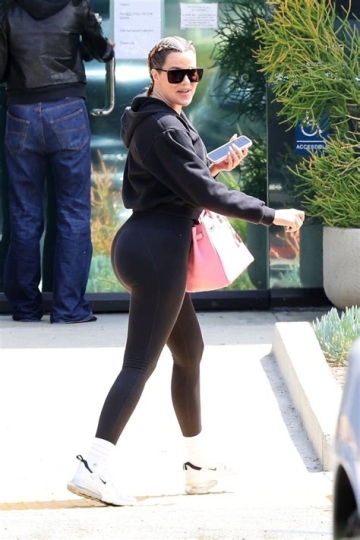 Khloe Kardashian Rocks A Sexy Sports Bra & Tight Leggings During Home Workout