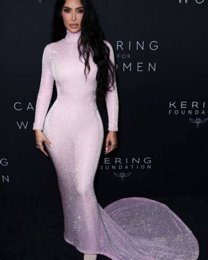 Kim Kardashian Rocked a Pink Bra and Underwear in Sexy Mirror Selfies – Hollywood Life