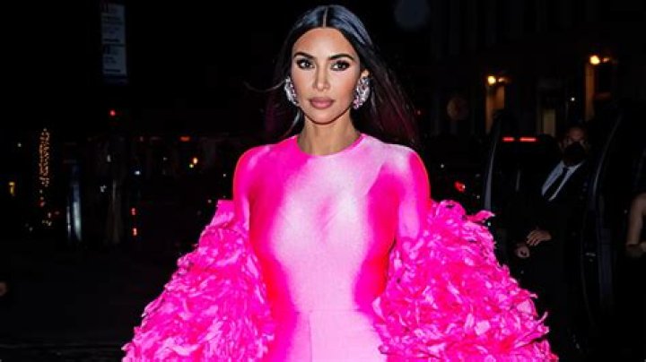 Kim Kardashian’s Pink Crop Top & Leggings Workout Outfit – Photos – Hollywood Life