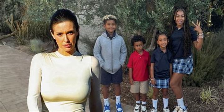Kim Kardashian Says She’d ‘Date’ Herself in New Bikini Mirror Selfie – Hollywood Life