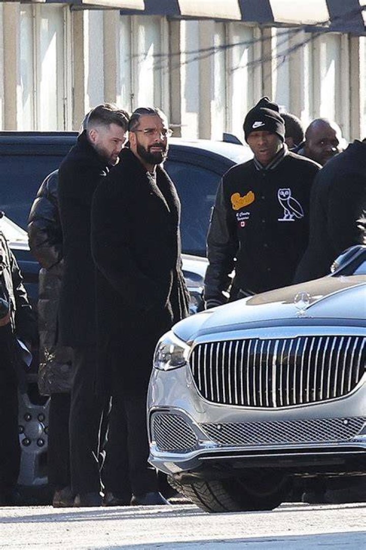 Kim & Khloe Kardashian Join Drake At Tristan Thompson’s Mom’s Funeral – Hollywood Life