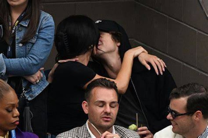 Kissing & PDA Photos – Hollywood Life