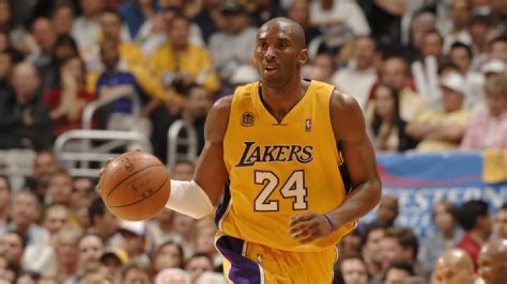 Kobe Bryant Leaves Court After Last Game Of His NBA Career — See Emotional Pic – Hollywood Life