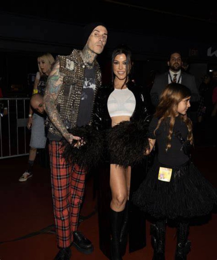 Kourtney Kardashian Calls Travis Barker ‘Thoughtful’ With Flowers Pic – Hollywood Life