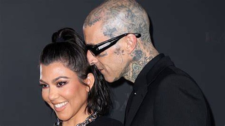 Kourtney Kardashian Goes Topless for Travis Barker’s Birthday: Photos – Hollywood Life