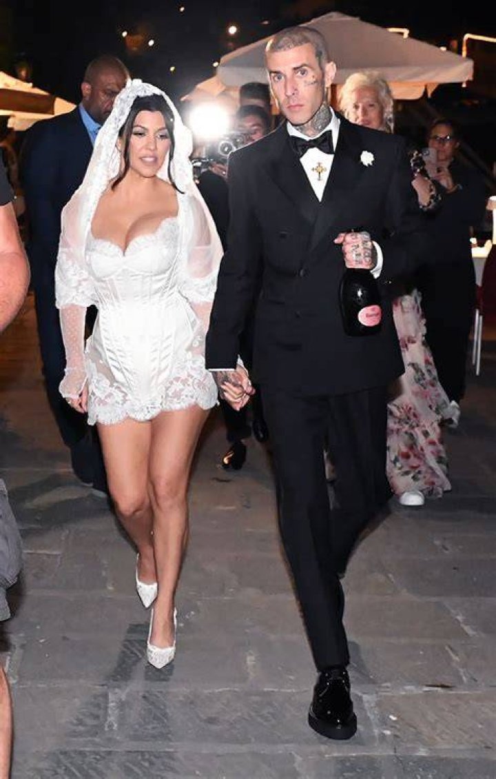 Kourtney Kardashian & Travis Barker Dance At Wedding: Video – Hollywood Life