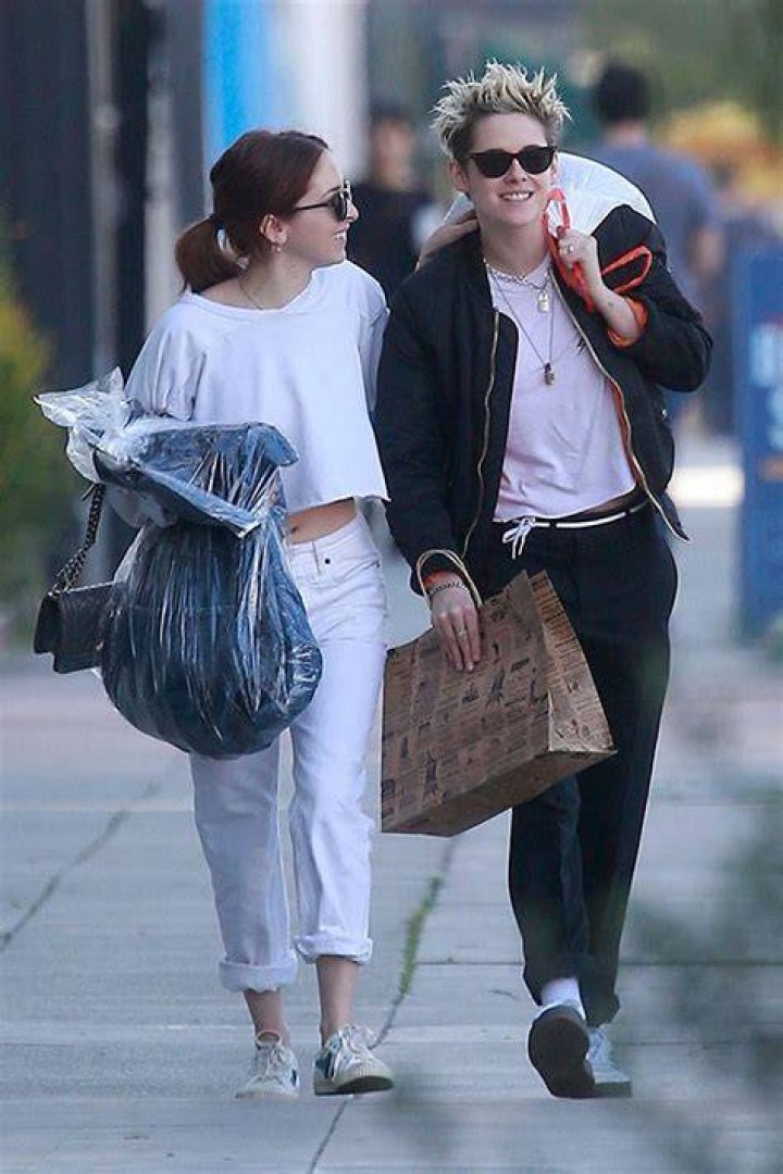 Kristen Stewart & New Girlfriend Sara Dinkin Spotted Shopping — Pics – Hollywood Life