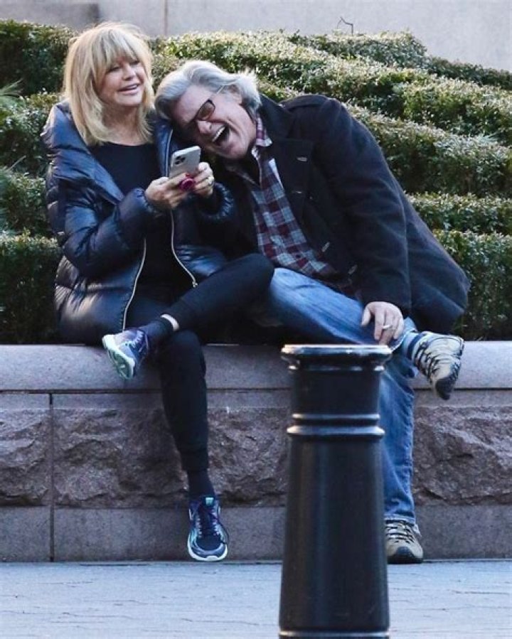 Kurt Russell & Goldie Hawn Spend Valentine’s Day By Taking A Stroll – Hollywood Life