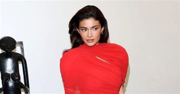 Kylie Jenner Flaunts Curves In Sexy Behind-The-Scenes Video For ‘Complex’ — Watch