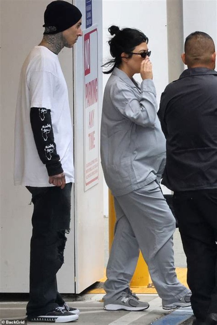 Kylie Jenner Pulls Down Her Pants To Reveal Insanely Toned Abs 8 Mos. After Giving Birth — Pic