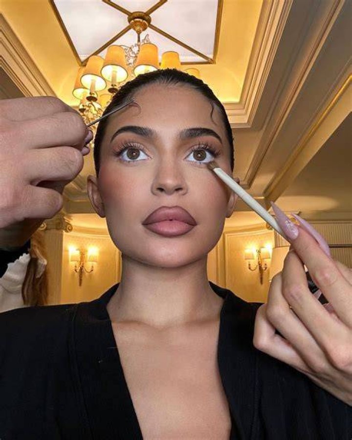 Kylie Jenner Shows Off Pink Dress For Valentine’s Day Makeup Promo Pic – Hollywood Life