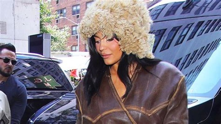 Kylie Jenner Takes Stormi Tubing In Aspen: Video – Hollywood Life