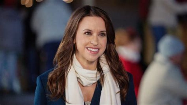 Lacey Chabert On New Hallmark Movie ‘Sweet Carolina’: Interview – Hollywood Life