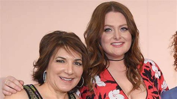 Lauren Ash Talks PCOS & How It Led To Weight Gain & Suicidal Thoughts – Hollywood Life