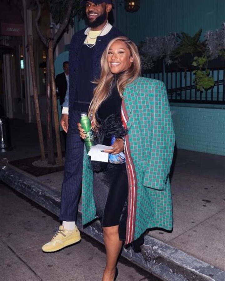 LeBron James’ Wife Savannah Slays In Cutout Crop Top & Skirt — Video – Hollywood Life