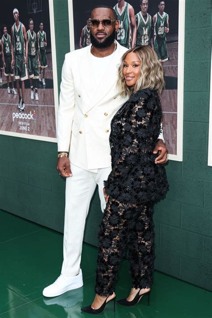 LeBron James & Wife Savannah Stun At ‘Shooting Stars’ Premiere: Photos – Hollywood Life