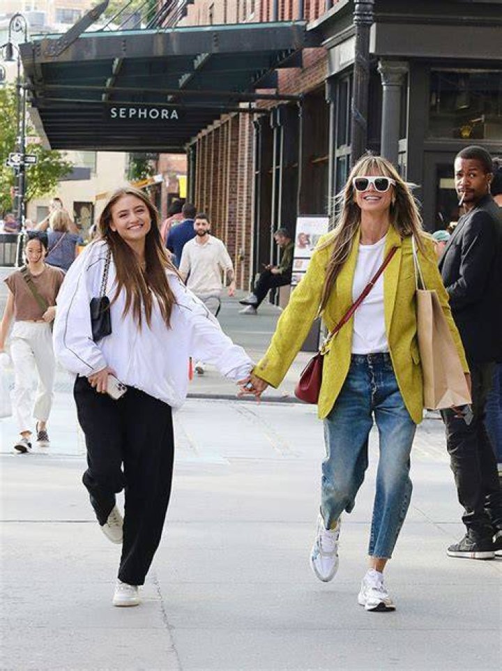 Leni Klum, 18, Holds Hands & Skips With Mom Heidi As They Shop In NYC: Photos