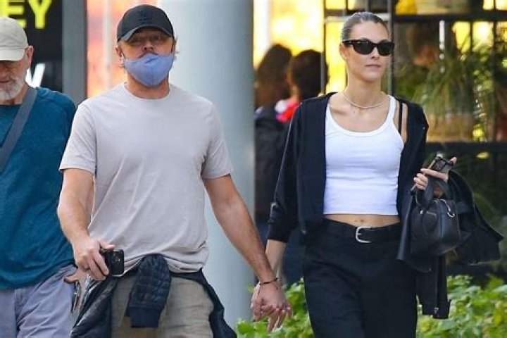 Leonardo DiCaprio Hangs Out With GF Vittoria Ceretti & Her Family – Hollywood Life