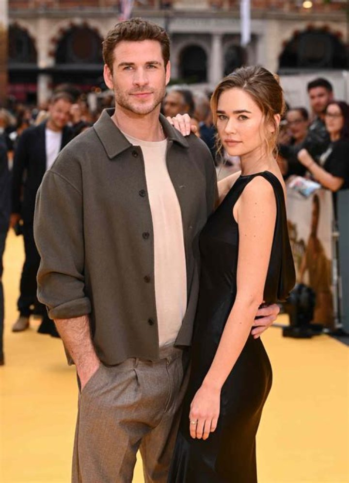 Liam Hemsworth Cozies Up To GF Gabriella Brooks While Skiing On Christmas With His Family: Pics