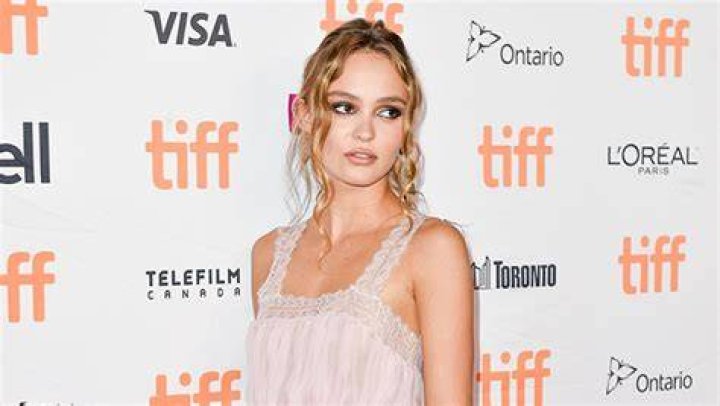 Lily-Rose Depp Kissing Yassine Stein – Photos – Hollywood Life