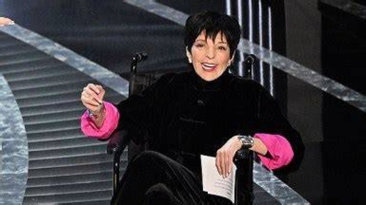 Liza Minnelli, 76, Seen Walking Without Wheelchair: Photos – Hollywood Life