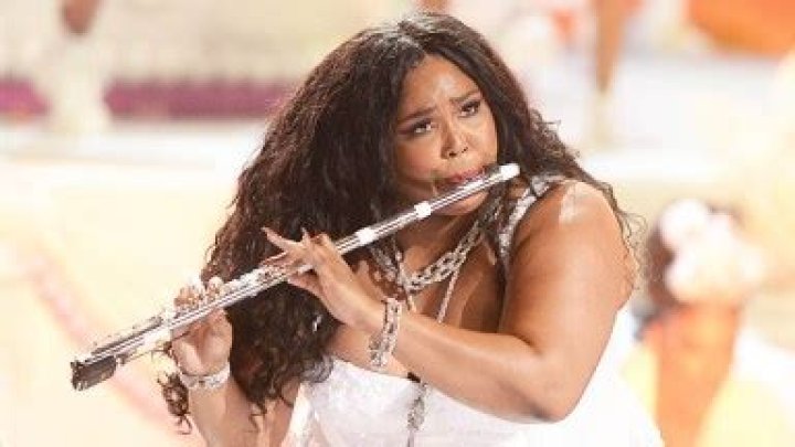 Lizzo Uses President Madison’s Never Played Crystal Flute: Watch – Hollywood Life