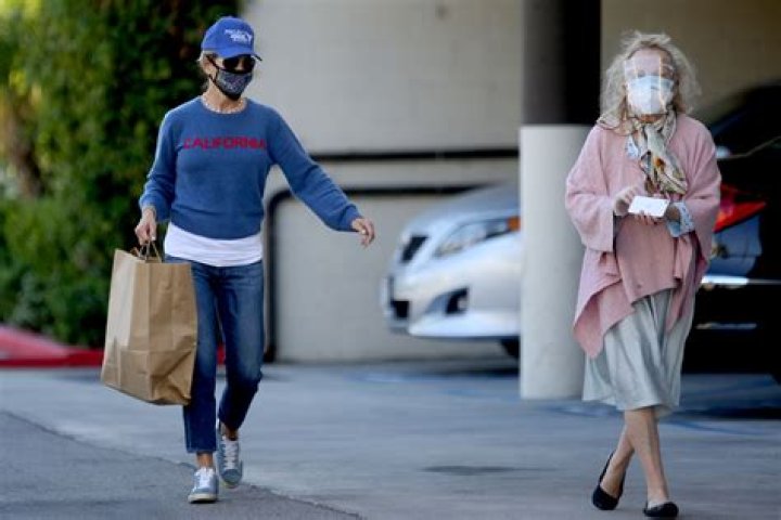 ​Lori Loughlin Delivers Food To Those In Need 3 Months After Prison Release — Pic